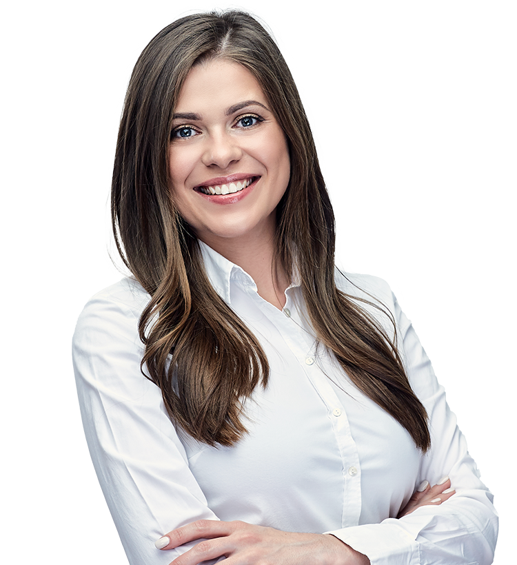 Vrouw met lange bruin haar in wit overhemd, armen gekruist en vriendelijk naar de camera kijkend.