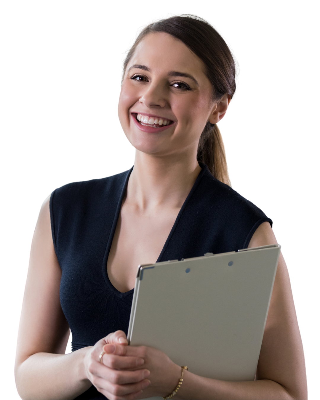 Meisje met een stralende lach, het haar zit in een staart, ze heeft een zwart shirt aan en in haar arm heeft ze een clipboard vast. 